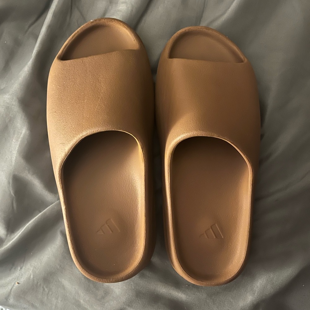 yeezy slide “flax”